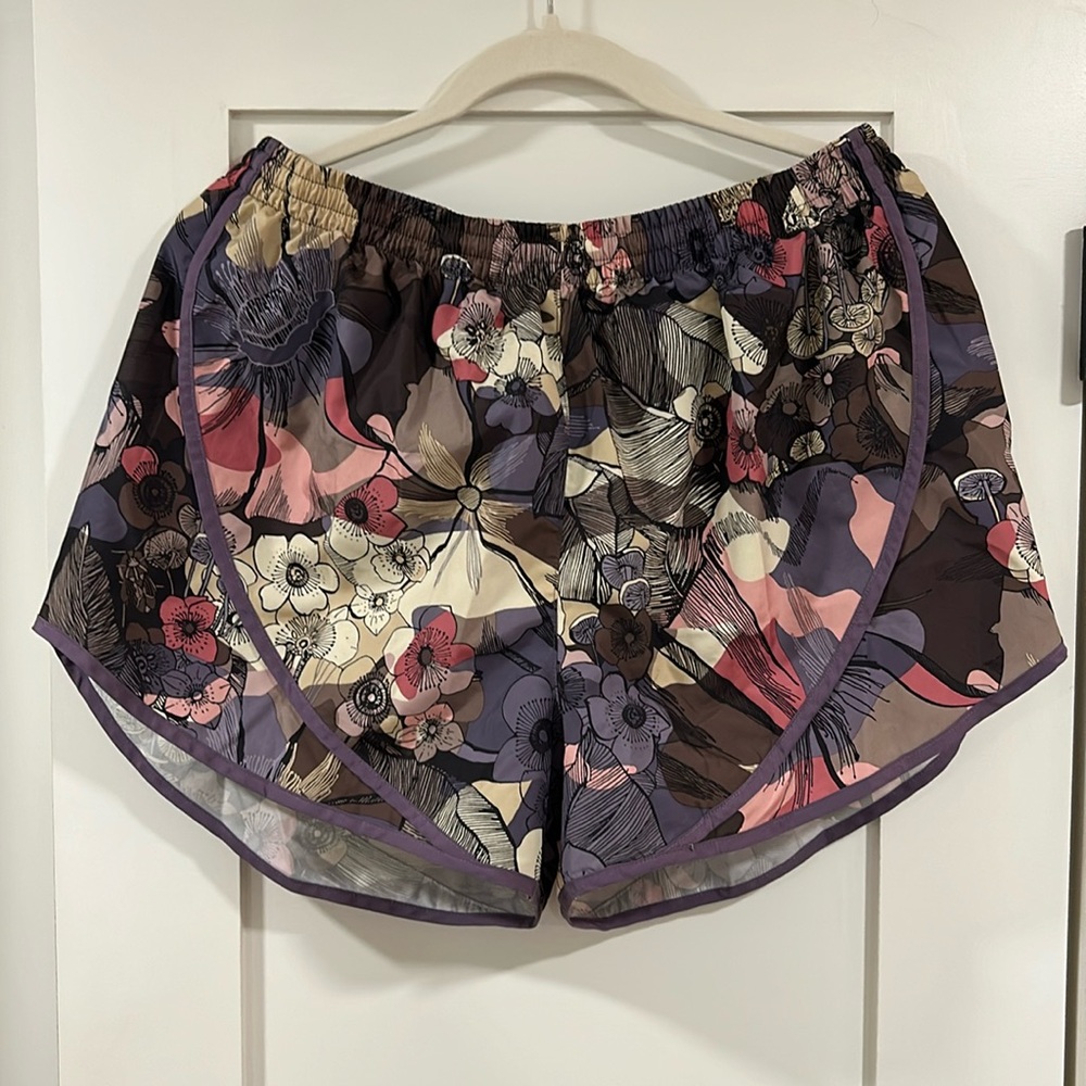 Nike Femme Tempo shorts in Floral Mushroom print - XL